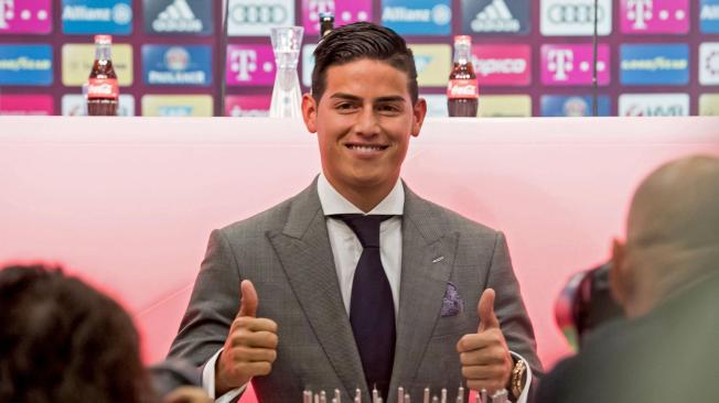 James, muy elegante, posó para los fotógrafos durante su presentación como nuevo futbolista del Bayern Múnich, club en el que jugará las próximas dos temporadas.