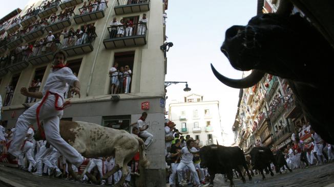 Antes de iniciar el recorrido, los españoles realizan cánticos a San Fermín con el objetivo de que los proteja durante la corrida. Las canciones se entonan en castellano y euskera. El ritual se hace en los minutos 5, 3 y 1, antes del ‘encierro’.