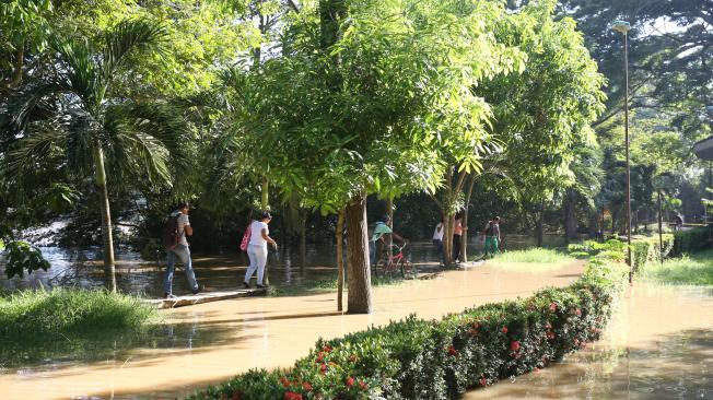 El parque Ronda del Sinú está bajo las aguas debido a las intensas lluvias que se presentan sobre Montería.