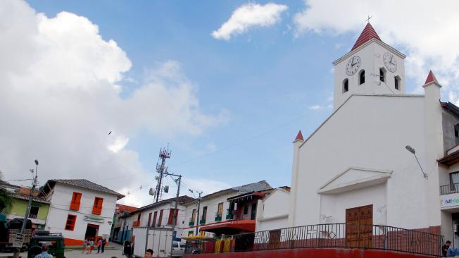 La iglesia parroquial de Los Santos Ángeles, los senderos y la reserva ecológica El Romeral son algunos de los sitios de interés turístico.