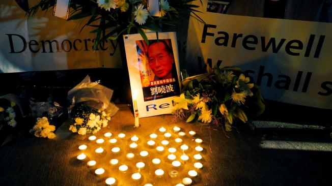 El intelectual y nobel de la Paz chino, Liu Xiaobo, falleció a los 61 años, este jueves bajo custodia en un hospital del norte de China, tras haber sido recientemente excarcelado por un cáncer terminal.