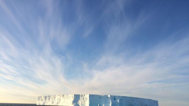 Desde la planicie polar, el hielo se desborda hacia abajo en forma de glaciares inmensos, como merengue en una torta.