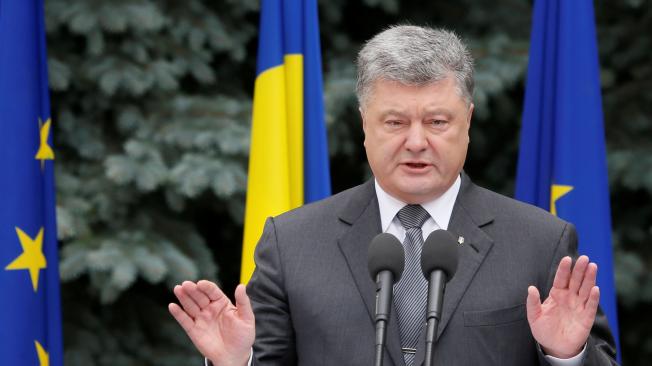 El presidente ucraniano, Petró Poroshenko, homenajeó hoy a las 298 víctimas del vuelo MH17, y afirmó en alusión a Rusia que "el agresor-terrorista debe ser hallado culpable.