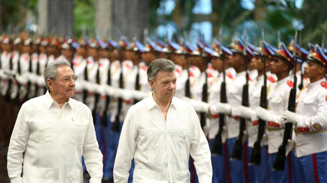 El Presidente colombiano está en Cuba para asistir a un rueda de negocios.