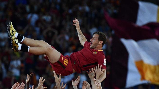 El capitán Francesco Totti siempre será recordado por la afición romana. Ahora tiene la tarea de mostrar su talento en la parte administrativa, tras 25 años como futbolista.