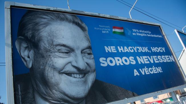Cartel de la campaña gubernamental húngara contra del magnate George Soros, denunciada por la comunidad judía como potencialmente antisemita.