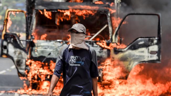 Venezuela amaneció ayer con varias calles cerradas y múltiples focos de protestas contra el régimen de Nicolás Maduro. En Caracas, los manifestantes quemaron vehículos.