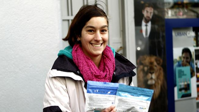 Una joven uruguaya muestra dos paquetes de 5 gramos de marihuana de uso recreativo que adquirió en una farmacia de Montevideo (Uruguay).