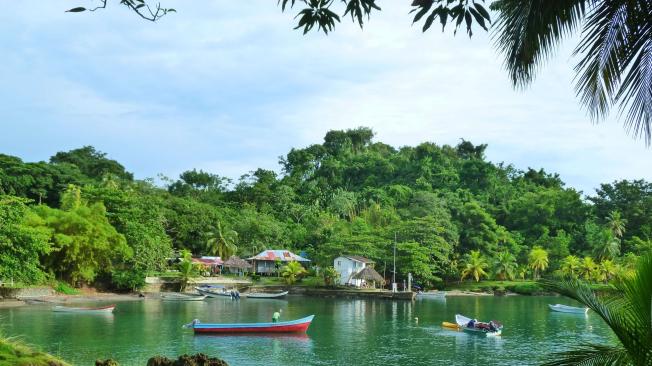 La playa del Aguacate con sus aguas verdes es uno de los sitios más impactantes de Capurganá en Chocó.
