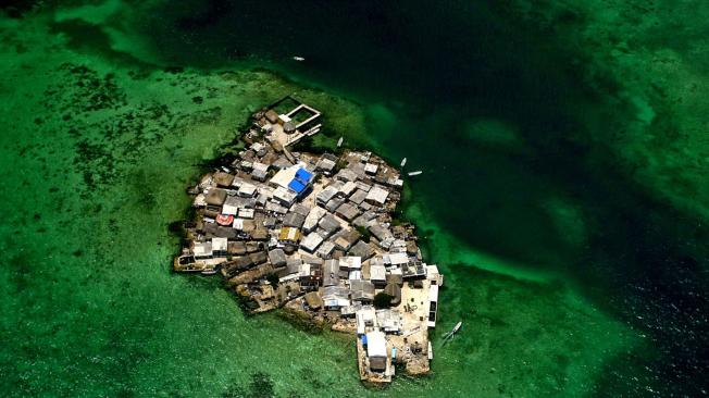 Situado entre las islas de Tintipán y Múcura, a dos horas al sur de Cartagena, el islote de Santa Cruz es uno de los territorios más densamente poblados del mundo, pues en una hectárea habitan cerca de mil personas.