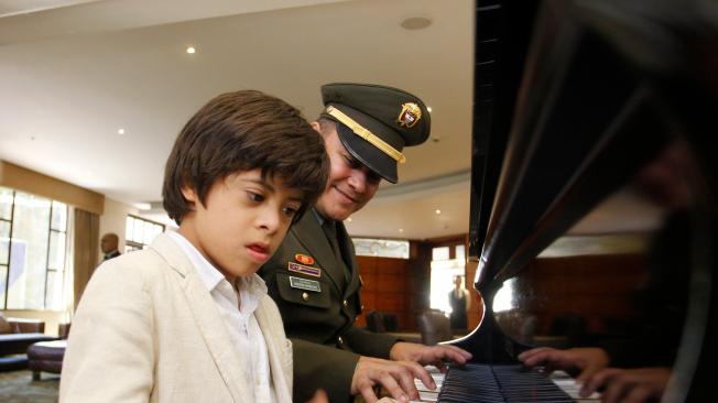 Para tocar el piano, Isaac improvisa, no se guía de partituras sino de sus emociones. Su padre le descubrió este talento, cuando el pequeño acompañaba a su hermana mayor a clases de música.