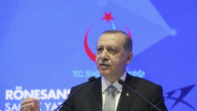 El presidente de Turquía, Recep Tayyip Erdogan, asiste a la ceremonia de firmas de Hospitales de la Ciudad en Estambul Mientras el Gobierno alemán declaró a Turquía como país inseguro para sus ciudadanos y para los inversores.