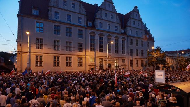 Cientos de personas participan en una protesta llamada 'Cadena de Luz' rente al edificio del Tribunal de Distrito en Gdansk, en Polonia, contra los cambios en la ley judicial y la Suprema