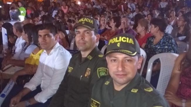Aparecen el alcalde de Buga, Julián Andrés Latorre; el comandante del Primer Distrito de Policía, coronel Andrés F. Serna; el comandante de la estación de Policía Local, mayor Edwin Rojas.