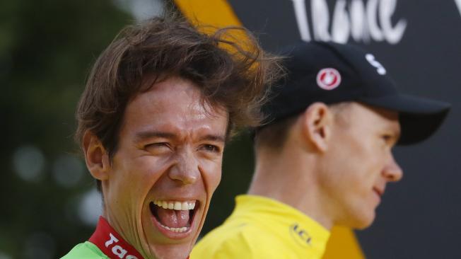 Rigoberto Urán sonríe en el podio del Tour de Francia.
