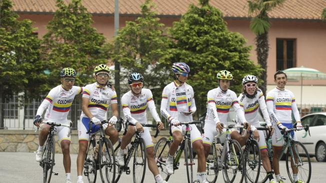 De izq. a der:  Nairo Quintana, Jánier Acevedo, Sergio Henao, Wínner Anacona, Cayetano Sarmiento, Rigoberto 
Urán y Miguel Rubiano, parte de la Selección Colombia para la prueba de ruta élite del Mundial de Ciclismo-2013.