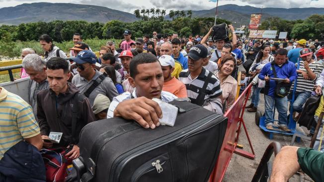 Con maletas y bolsas, los más de 25.000 venezolanos y colombiano que pisan territorio nacional, buscan comprar comida, cosas de aseo y medicamentos.