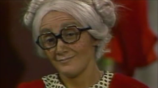 Doña Nieves, la abuelita de Don Ramón y la 'biscabuela' de la Chilindrina en la serie de comedia 'El chavo del ocho'. A pesar de sus pocas apariciones, es recordada por ser una mujer alegre, chismosa y en ocasiones gruñona.