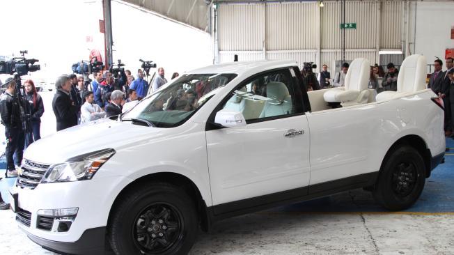 Este es uno de los tres vehículos que usará el Papa en su visita a Colombia. La adaptación va en un 70 por ciento.