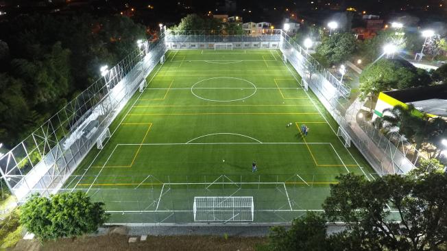 La cancha del parque cumple con las reglamentaciones internacionales y busca convertirse en referente del fútbol aficionado en la región.