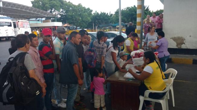 Durante los días de mayor flujo de viajeros, las directivas de la Central de Transporte de Cúcuta brindaron una asistencia alimentaria a los venezolanos que pasaban la noche en el lugar.