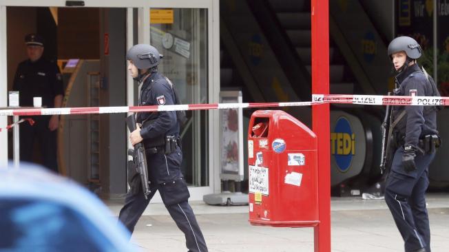 El ataque en Hamburgo habría tenido motivaciones yihadistas, pues el hombre gritó 'Alá es grande'.
