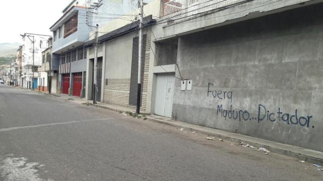 En San Antonio, población venezolana que limita con el municipio de Villa del Rosario, en Norte de Santander, decenas de locales comerciales permanecieron cerrados mientras las fuerzas militares patrullaban las calles.