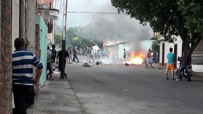 Encapuchados atacaron puntos de votación que estaban ubicados en el centro de Ureña y enfrentaron a las fuerzas del orden con barricadas y quema de llantas y escombros.
