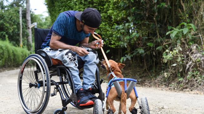 Jorge Eduardo Osorio y su novia quieren adoptar un perro discapacitado.