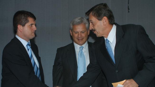 Juan Carlos López, en ese entonces tesorero de Millonarios, en 2004. A la derecha, el presidente encargado, Alfonso Plazas Vega.