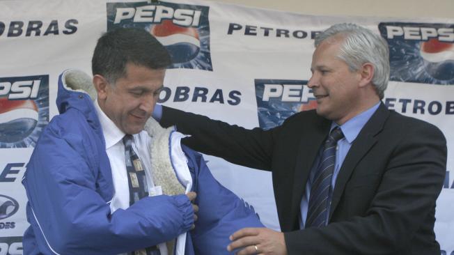 Juan Carlos Osorio (izq.) fue uno de los DT que contrató Juan Carlos López. Clasificó dos veces a los cuadrangulares.