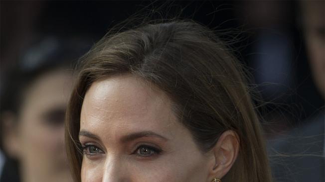 La bella y talentosa Angelina Jolie padeció este trastorno cuando estaba pequeña, después de que su madre falleciera. Cuando actuó en la película ‘Wanted’ repitió un nuevo episodio de depresión. Durante varias etapas de su vida la actriz ha tenido tendencias suicidas, al parecer, han vuelto a salir a flote con la recién separación del también actor Brad Pitt.
