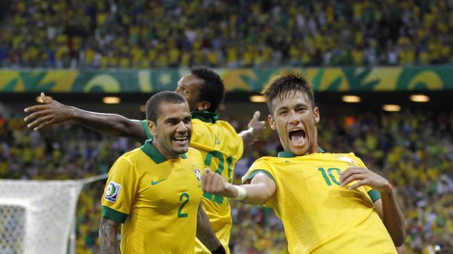Neymar junto a Dani Alves.