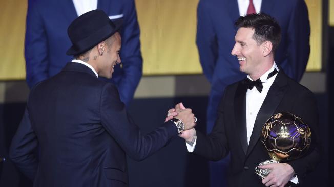 Neymar saluda a Lionel Messi por ganar un Balón de Oro.