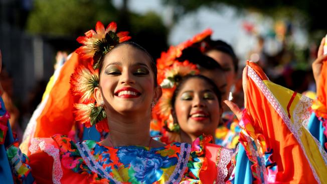 El desfile pocabuyano integra grupos de baile de cumbia de todo el país y se celebra este viernes, desde las 2 p. m., en El Banco.