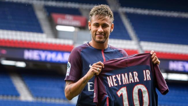 El delantero brasileño Neymar Jr posa con su nueva equipación durante su presentación como nuevo jugador del equipo francés París Saint-Germain (PSG) en el estadio Parque de los Príncipes en París (Francia).