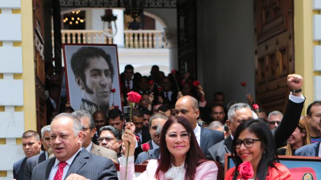 Cilia Flores (c), Diosdado Cabello (i), y a la exministra de Relaciones Delcy Rodríguez (d), en una manifestación para apoyar la instalación de la Asamblea Nacional Constituyente.