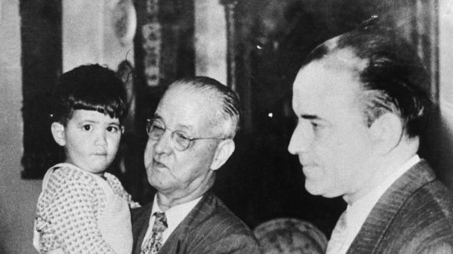 Miguel Henrique Otero, en brazos de su abuelo, Henrique Otero Vizcarrondo, y su padre, Miguel Otero Silva, fundadores de El Nacional. Cortesía Arturo Bottaro.