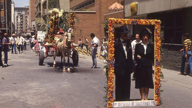 En 1984 (año de la fotografía) participantes del Desfile de Silleteros homenajearon el primero de estos recorridos.