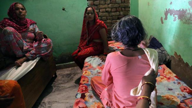 Shri Devi, de 49 años de edad, muestra su cabello después de que un desconocido cortase sus trenzas, a las afueras de Nueva Delhi, India.
