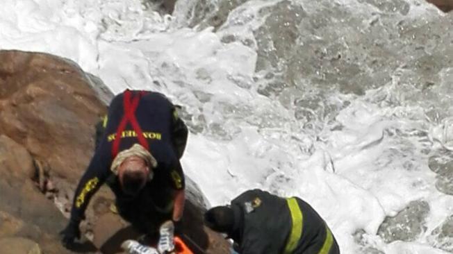 Los bomberos de Soacha rescataron a Germán León, el ciclista que cayó al salto de Tequendama.