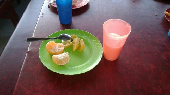 Denuncian que en la IE Comunal de Versalles, municipio de  Magangué, Bolívar, los estudiantes comen unos gajos de mandarina, un pedazo de plátano y un poco de jugo.
