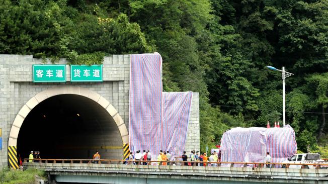 Emergencia en China por choque de bus en túnel
