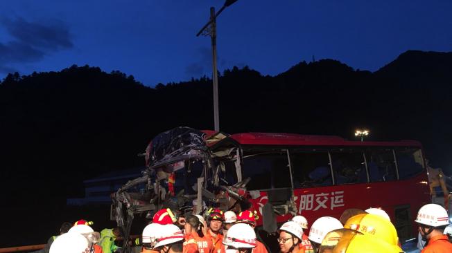 Emergencia en China por choque de bus en túnel