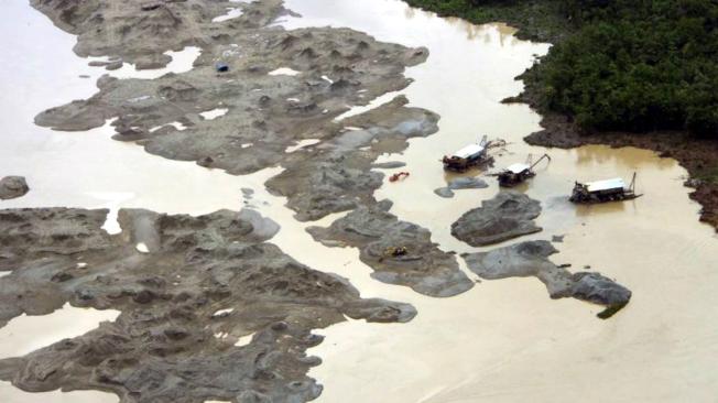 Sobrevuelo deja ver las afectaciones de la minería ilegal sobre el río Atrato y otros ecosistemas del Chocó.
