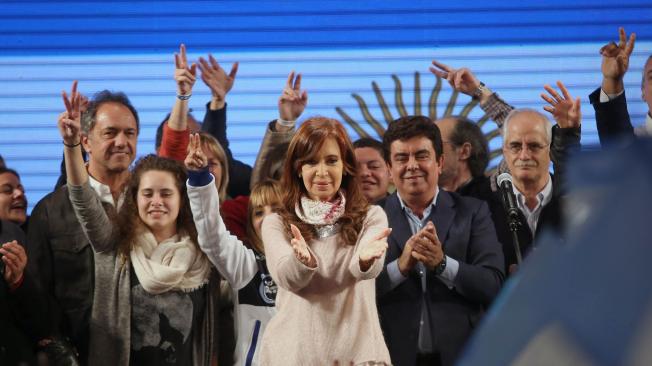 La expresidenta de Argentina, Cristina Fernández de Kirchner cantó victoria en las elecciones de este domingo.