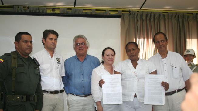 Maritza Salabarría recibió los títulos de propiedad de sus tierras pero no ha podido regresar a ellas por un detalle jurídico.