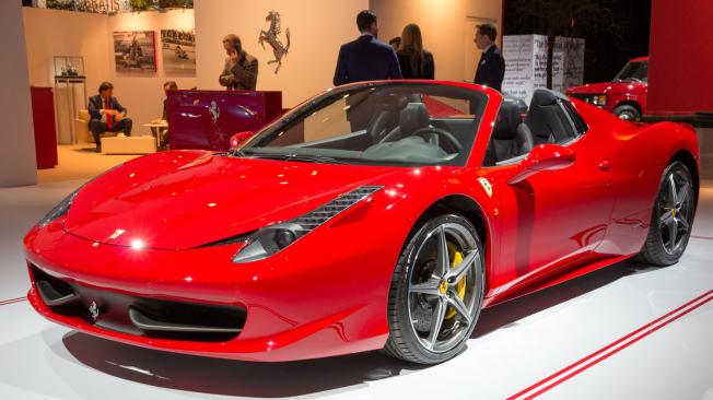 Ferrari 458 Spider. Este carro de lujo cuenta con un motor 4.5 V8. En solo 3,4 segundos, este Ferrari acelera de 0 a 100 km/h. En el mercado tiene un valor de 257.476 euros aproximadamente. ¿Lo compraría?
