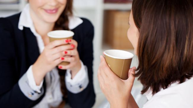 Según un estudio, tomar un café constituye un acto social que puede reforzar las relaciones entre compañeros y así proporcionar un ambiente colaborativo.