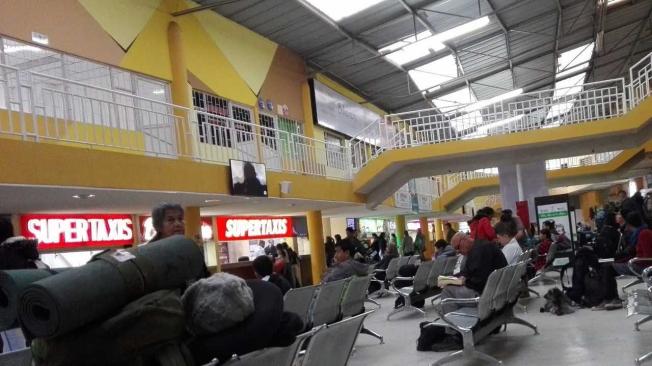 A los terminales de Pasto e Ipiales llegan venezolanos indagando los costos para pasar a Ecuador. Hay ayudas temporales para quienes están legalmente.